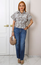 Blusa camisera de rayas y flores bordadas