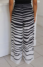 Pantalón a rayas negro y blanco
