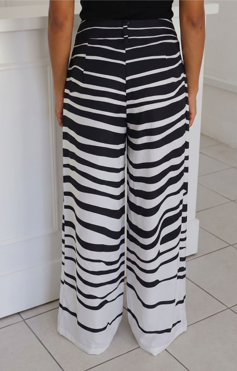 Pantalón a rayas negro y blanco