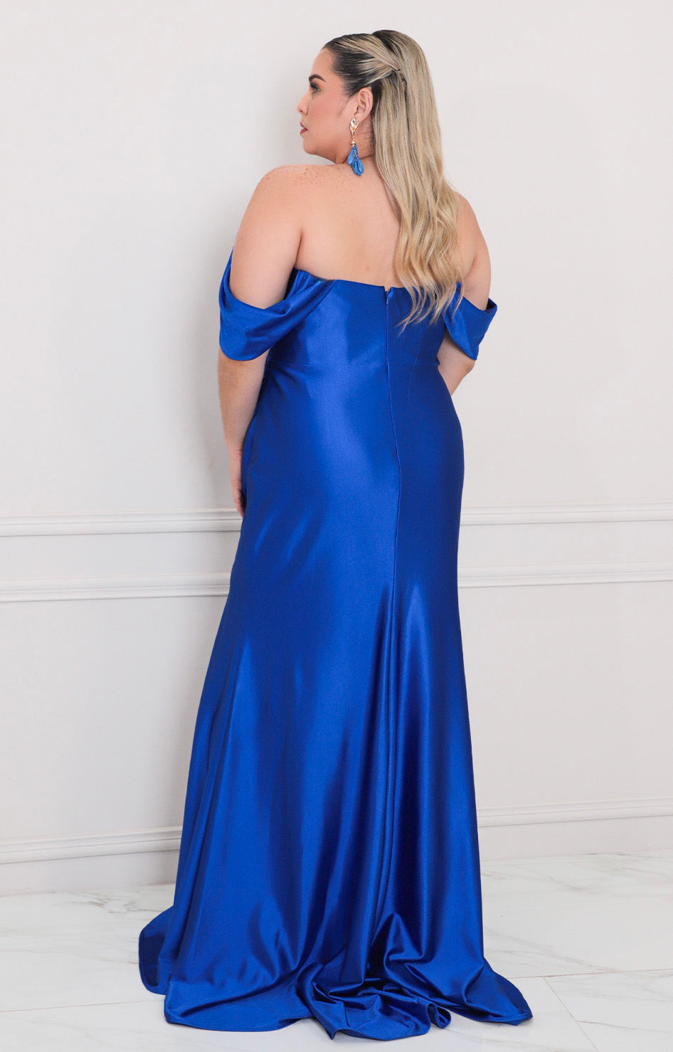 Vestido azul rey satinado con apertura