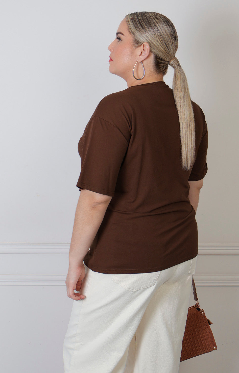 Blusa curvy de Boutiquemirel con botones dorados y estilo militar, mostrando el diseño de la prenda en color neutro.