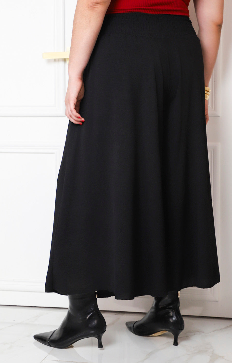 Pantalón negro de pierna amplia de la marca Boutiquemirel, pantalón curvy con corte cómodo y estilo moderno.