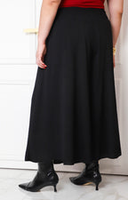 Pantalón negro de pierna amplia de la marca Boutiquemirel, pantalón curvy con corte cómodo y estilo moderno.