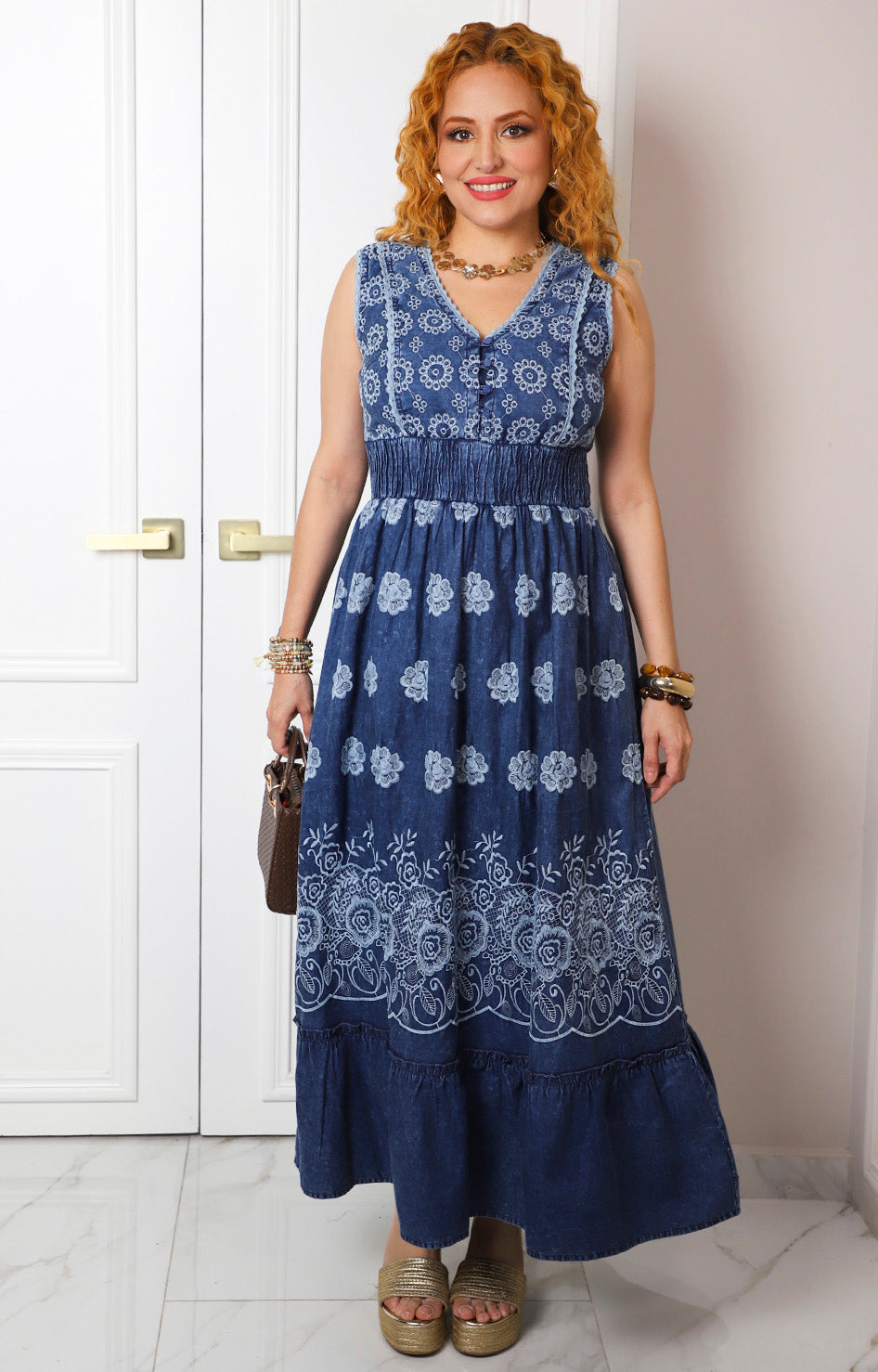 Vestido azul con cuello en V y estampado floral