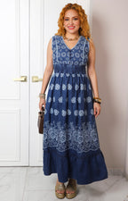 Vestido azul con cuello en V y estampado floral
