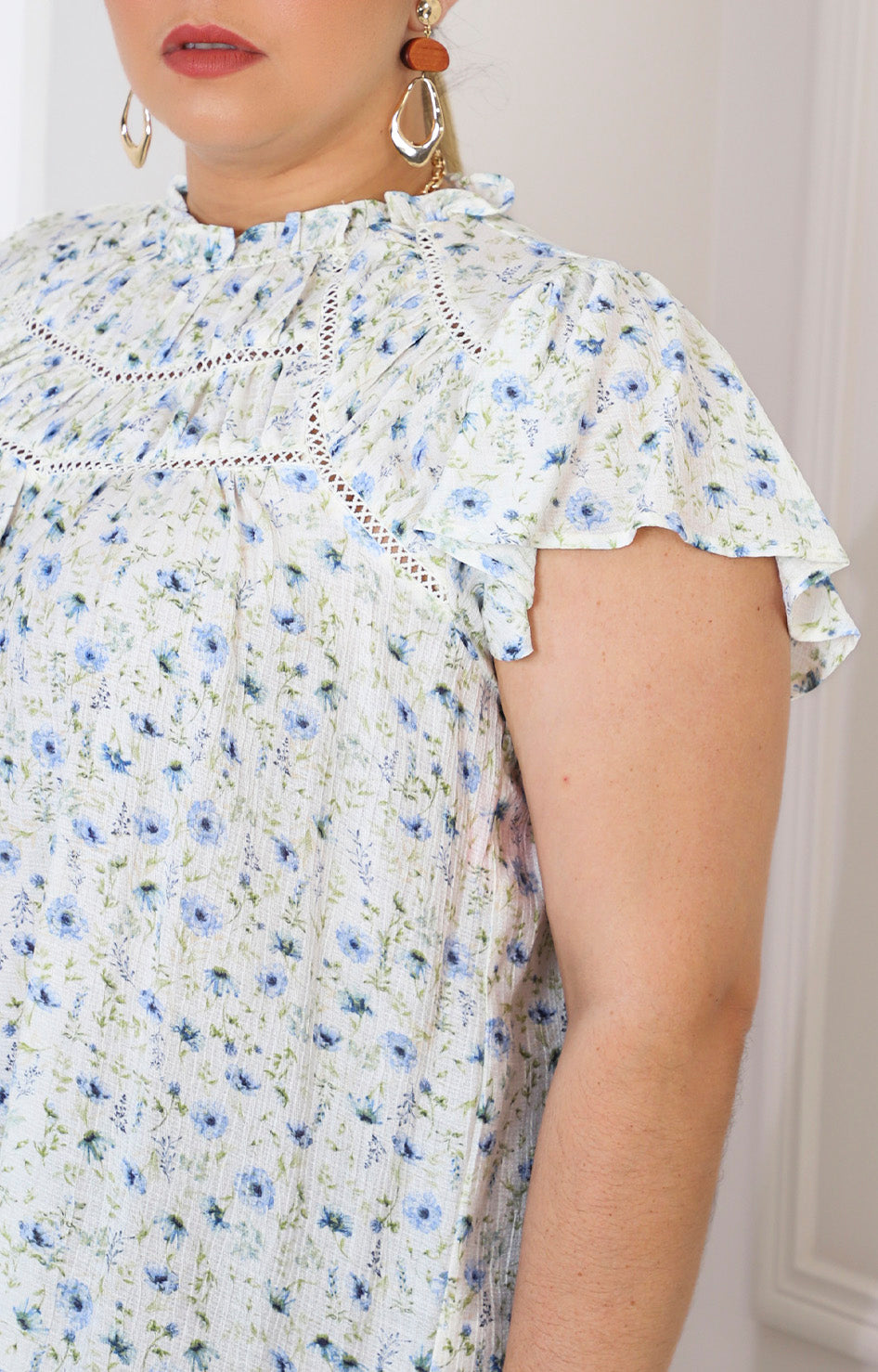 Blusa floral con olanes y encaje