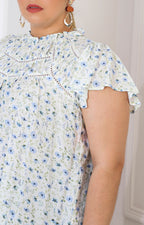 Blusa floral con olanes y encaje