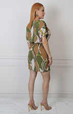 Vestido corto Boutiquemirel con estampado geométrico y cinturón ajustable, vista frontal