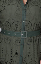 Vestido camisero con bordado y cinturón