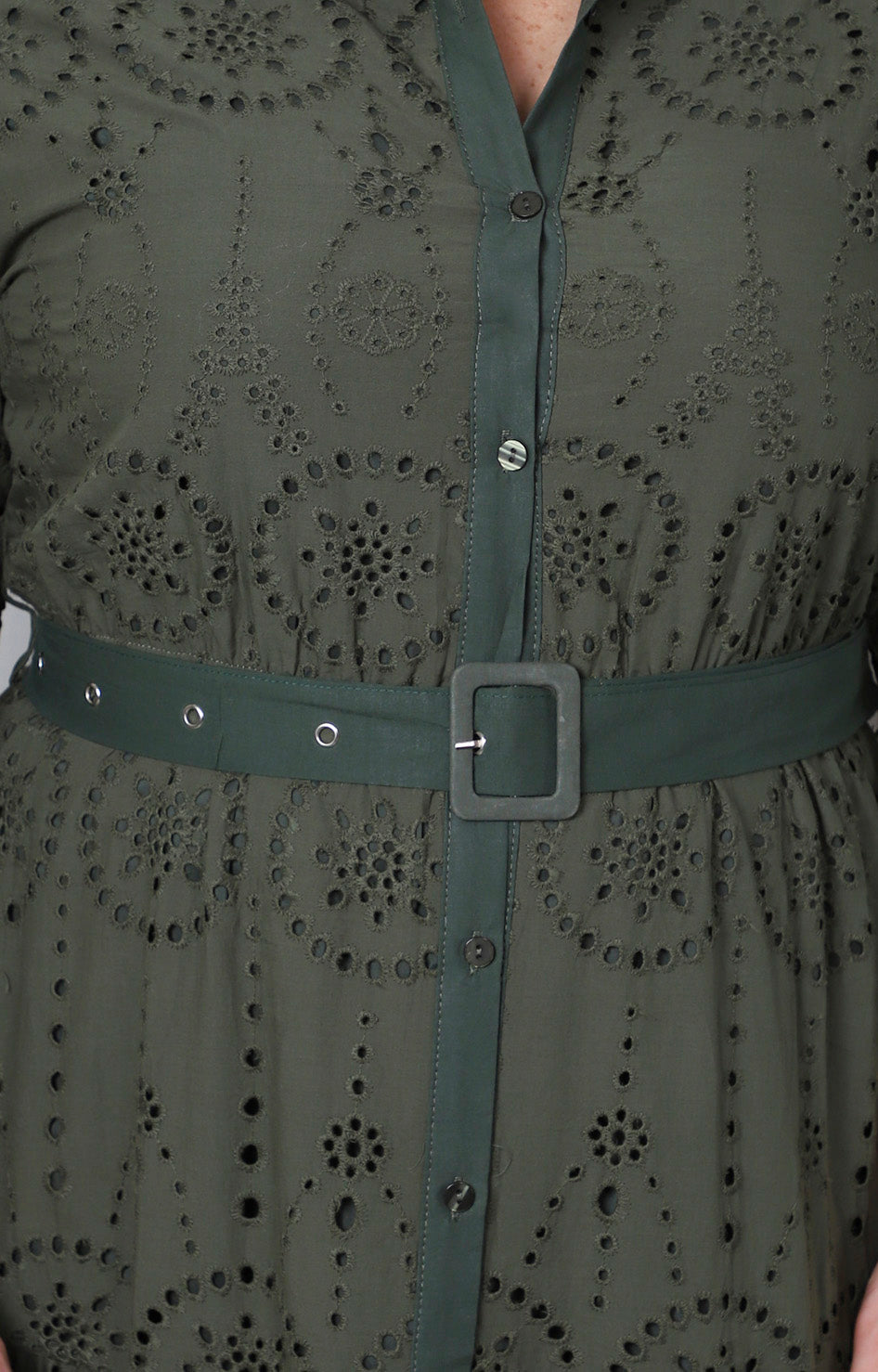 Vestido camisero con bordado y cinturón