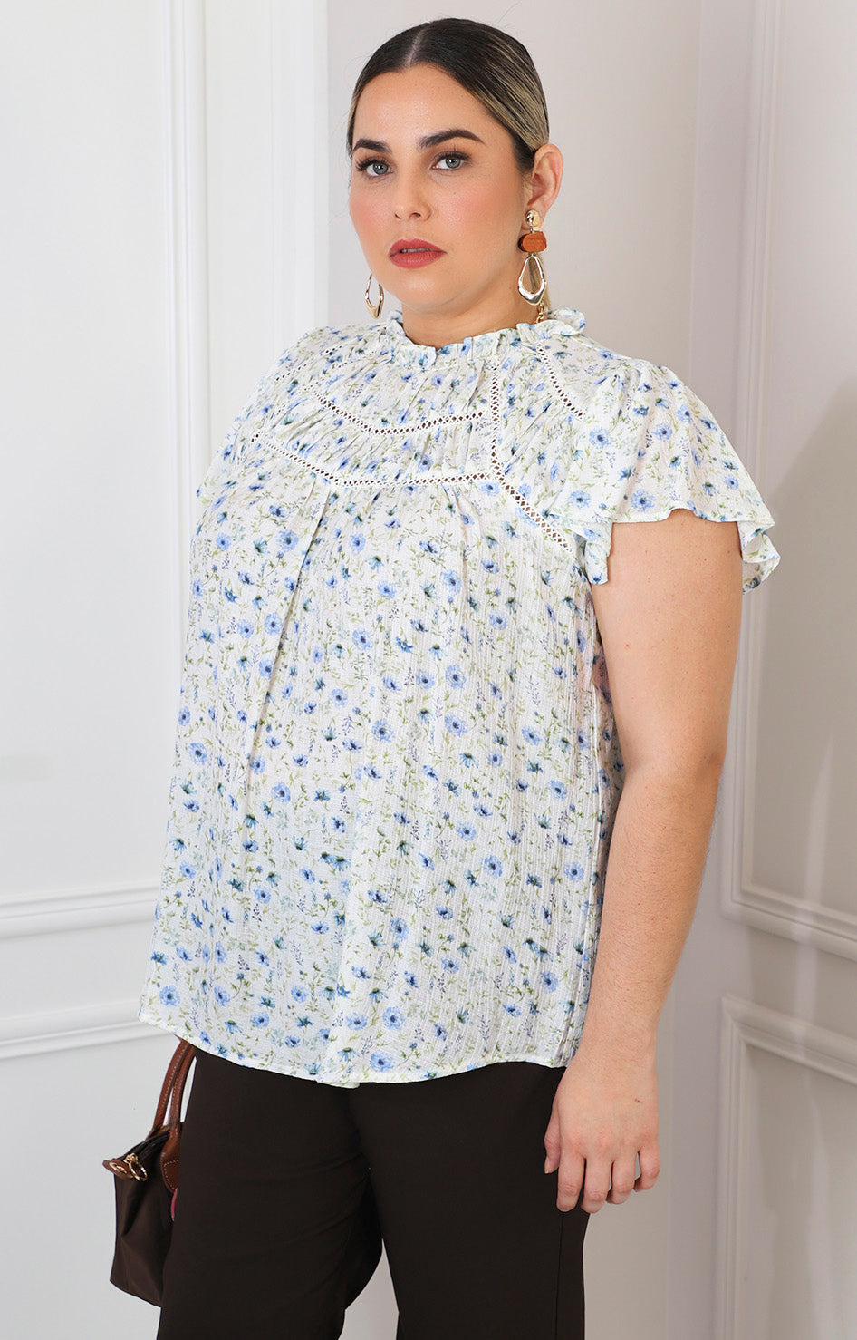 Blusa floral con olanes y encaje