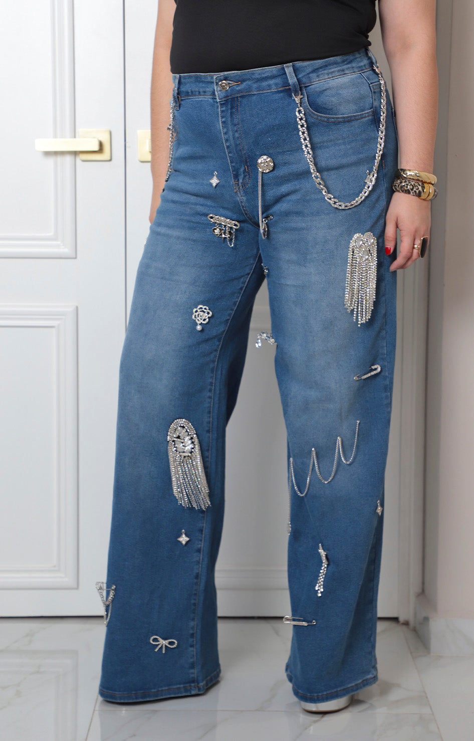 Pantalón denim con aplicaciones metálicas