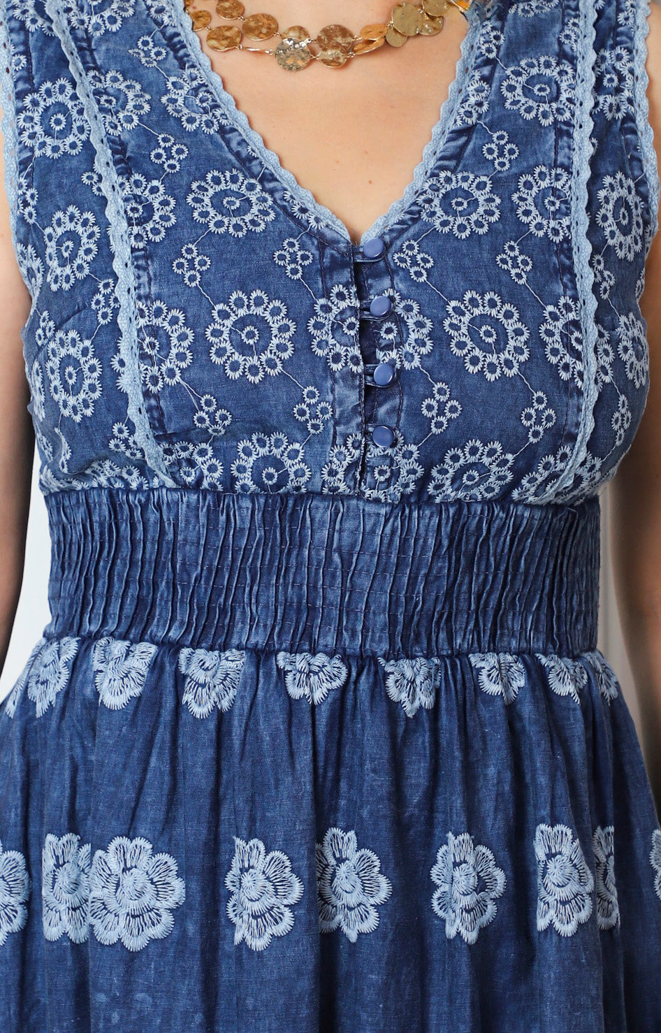 Vestido azul con cuello en V y estampado floral