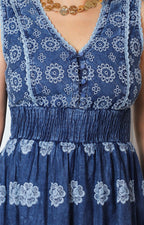 Vestido azul con cuello en V y estampado floral