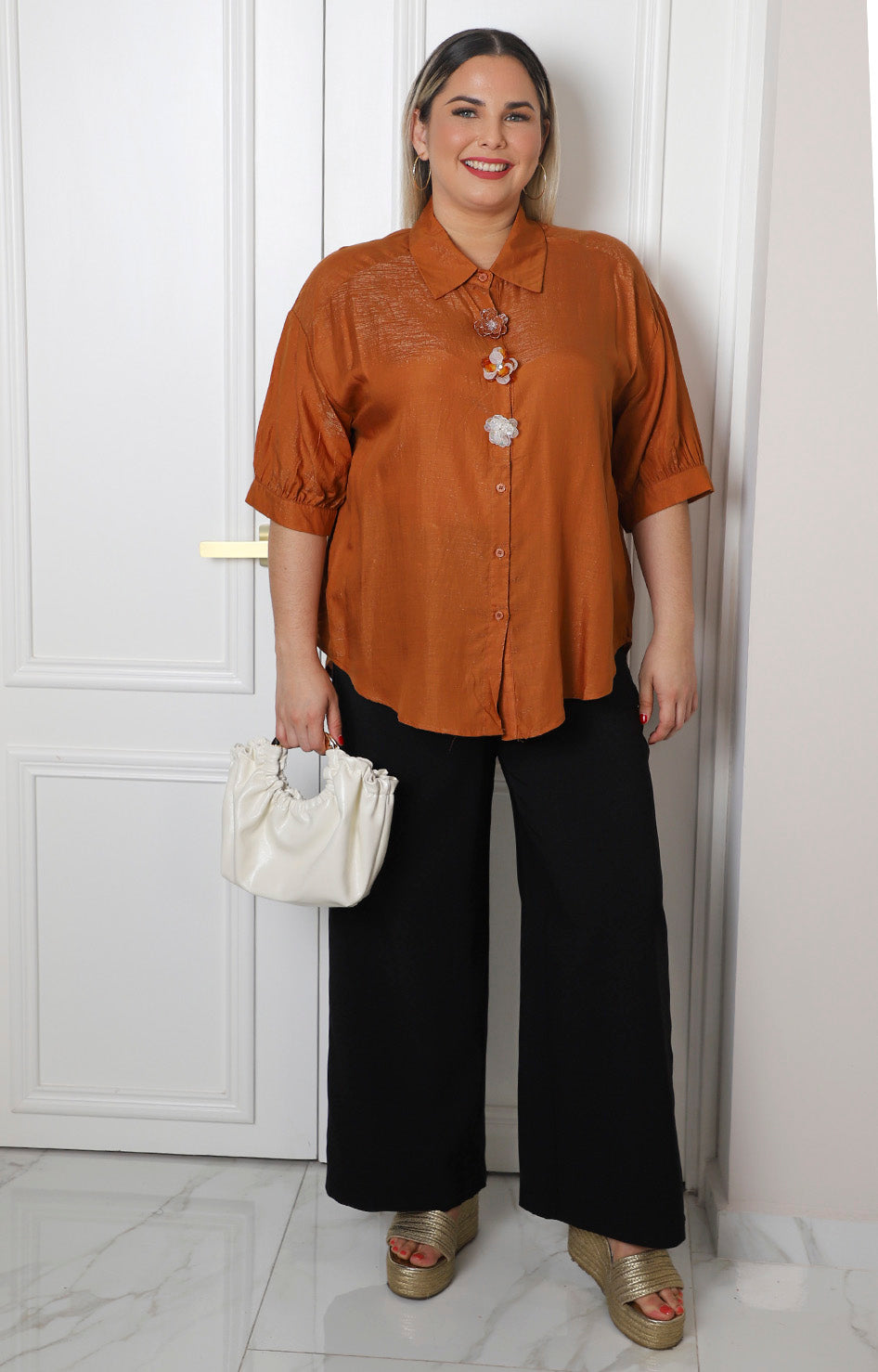 Blusa chedron Boutiquemirel de manga 3/4 con detalles florales, modelo curvy