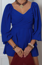 Jumpsuit azul con mangas globo y lazo de Boutiquemirel, estilo palazzo corto y de corte regular, visible en la imagen.