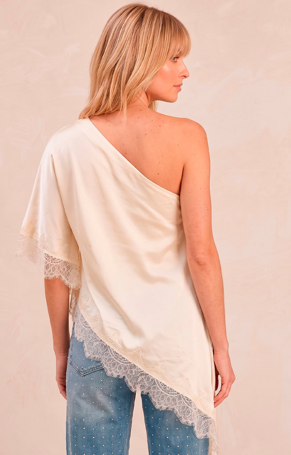 Blusa beige asimétrica con encaje