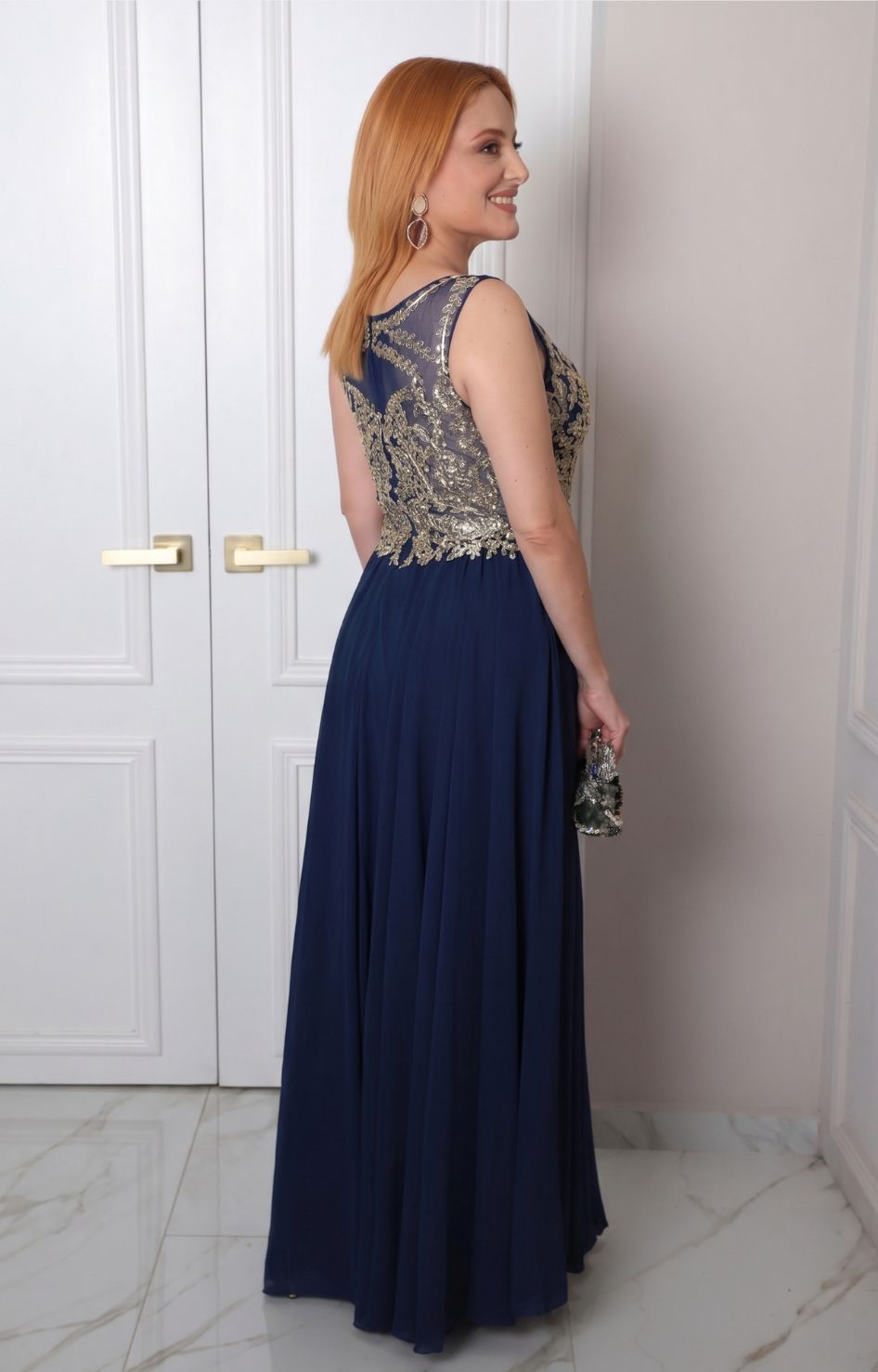 Vestido largo con aplicaciones doradas