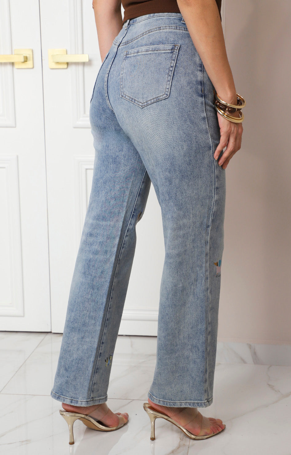 Pantalón de mezclilla recto con bordado de perritos