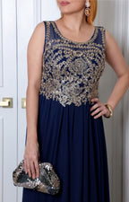 Vestido largo con aplicaciones doradas