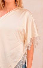 Blusa beige asimétrica con encaje