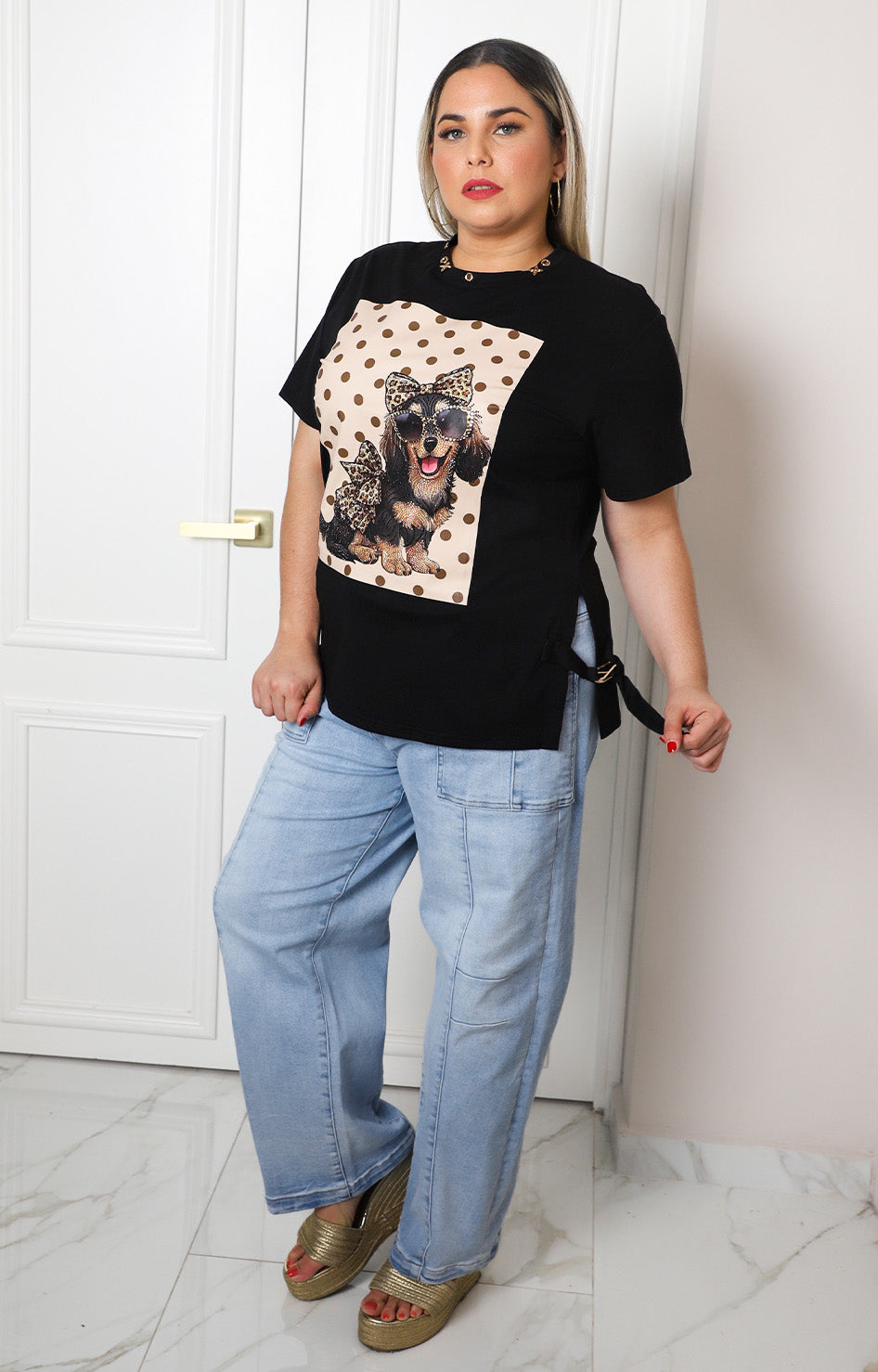 Blusa con estampado animal print y aplicaciones