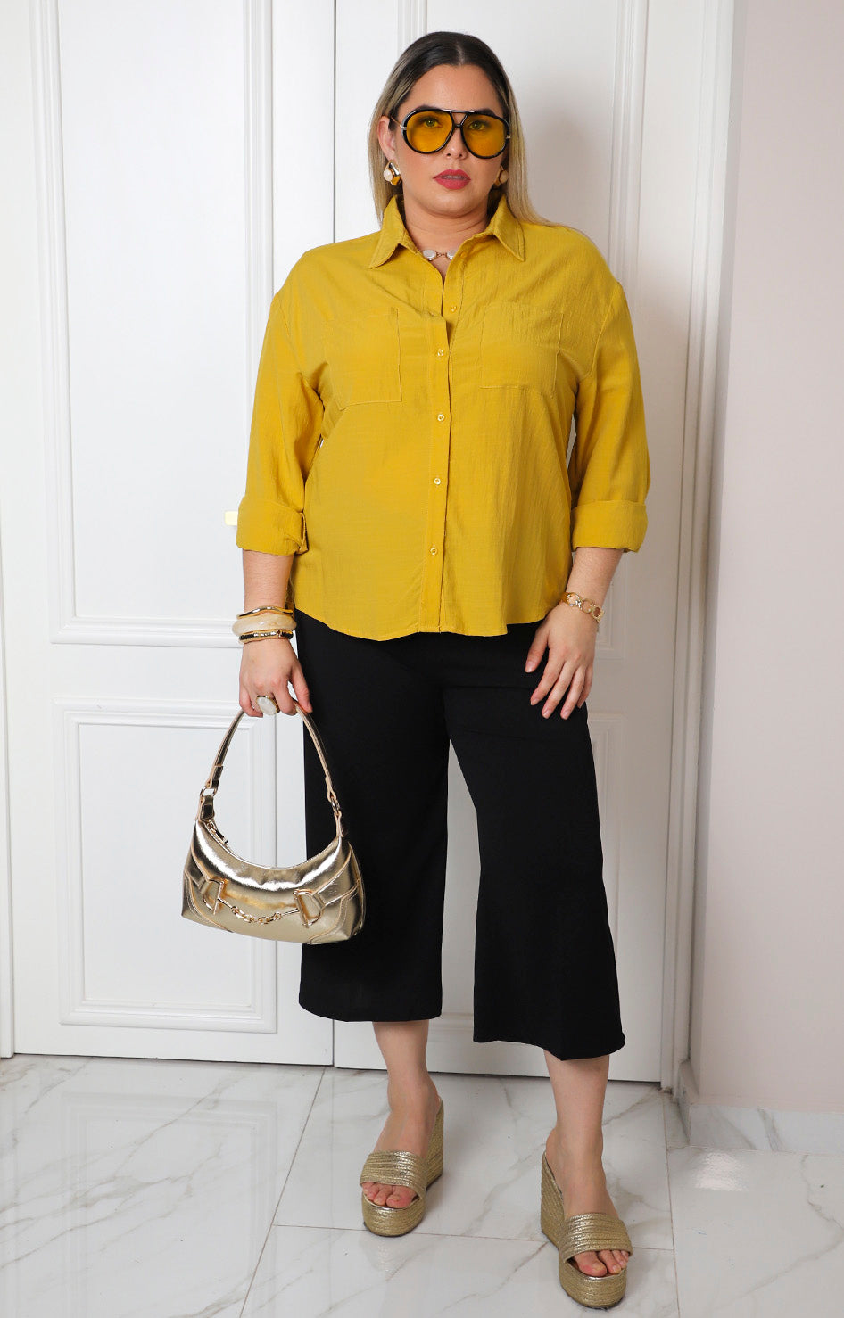 Blusa mostaza con bolsas frontales