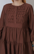 Vestido corto café Boutiquemirel con textura fruncida y corte regular