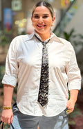 Blusa blanca con corbata
