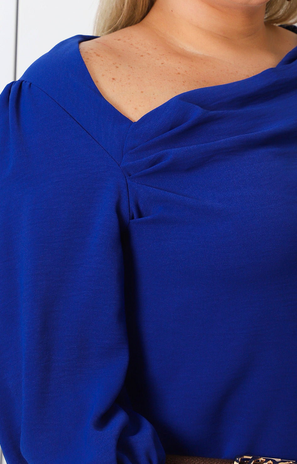 Blusa azul con cuello drapeado y mangas globo