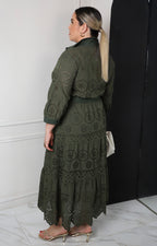 Vestido camisero con bordado y cinturón