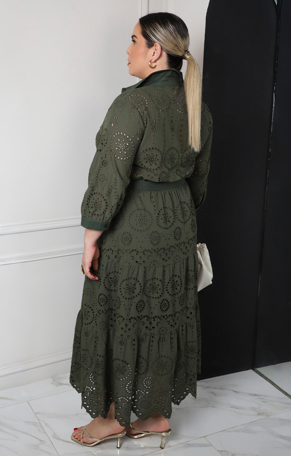 Vestido camisero con bordado y cinturón