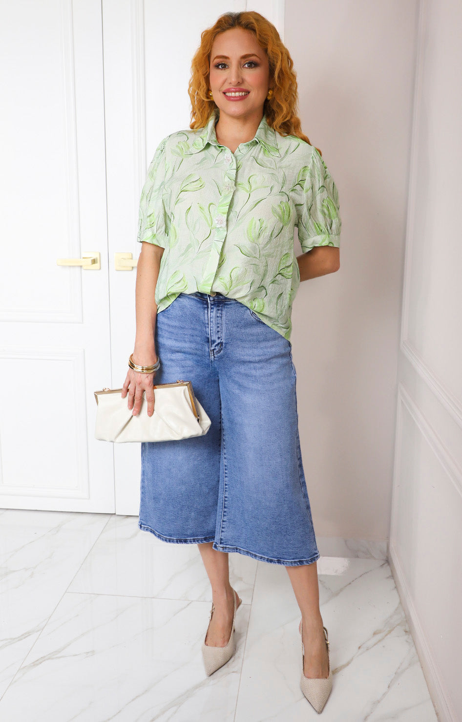 Blusa verde con estampado floral y botones decorativos