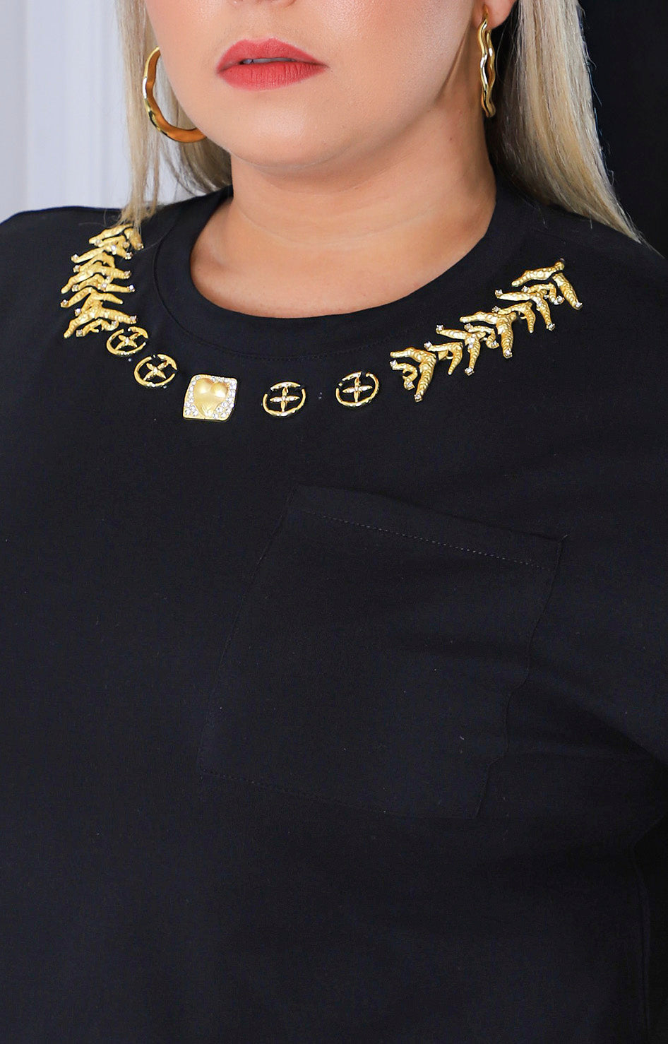 Blusa lisa con aplicaciones