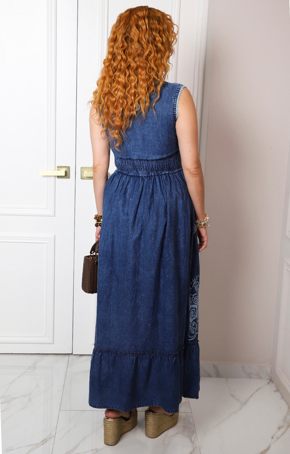 Vestido azul con cuello en V y estampado floral