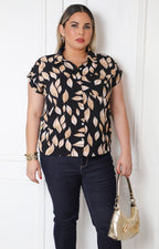 Blusa negra con estampado de hojas y botones