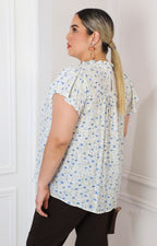 Blusa floral con olanes y encaje