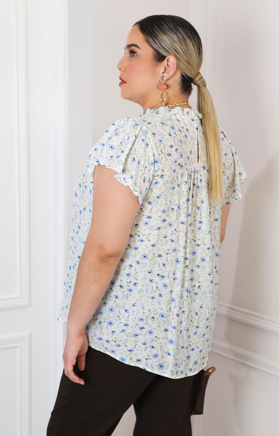 Blusa floral con olanes y encaje