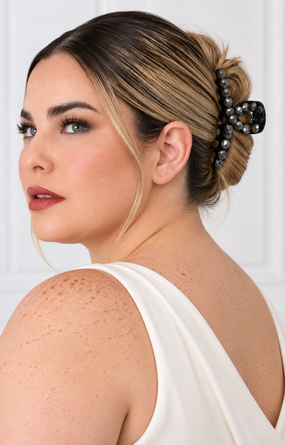 Pinza para cabello jaspeada de la marca Boutiquemirel, diseñada para sujetar y peinar el cabello con estilo.