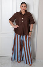 Blusa camisera curvy con botones dorados de la marca Boutiquemirel, con cuello y mangas largas, en color claro.