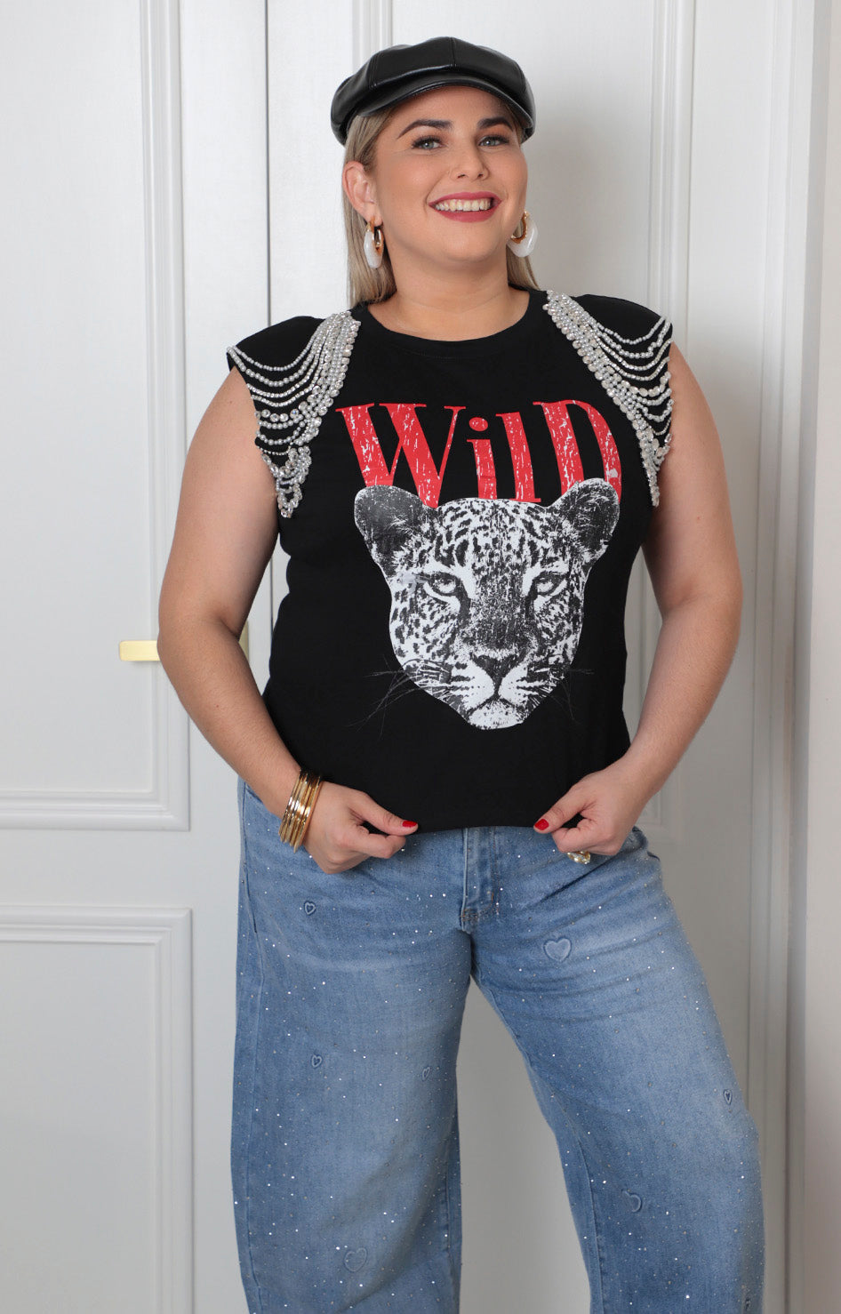 Blusa negra sin manga con aplicaciones