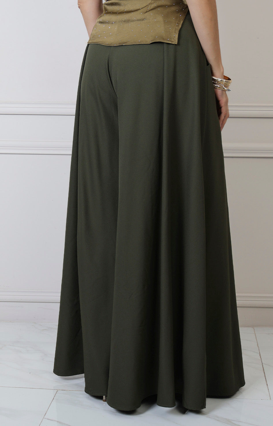 Pantalón amplio de corte regular de la marca Boutiquemirel, en color neutro, con tela suave y diseño cómodo para uso diario.