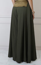 Pantalón amplio de corte regular de la marca Boutiquemirel, en color neutro, con tela suave y diseño cómodo para uso diario.