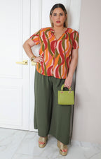 Blusa con escote en V y estampado ondulado