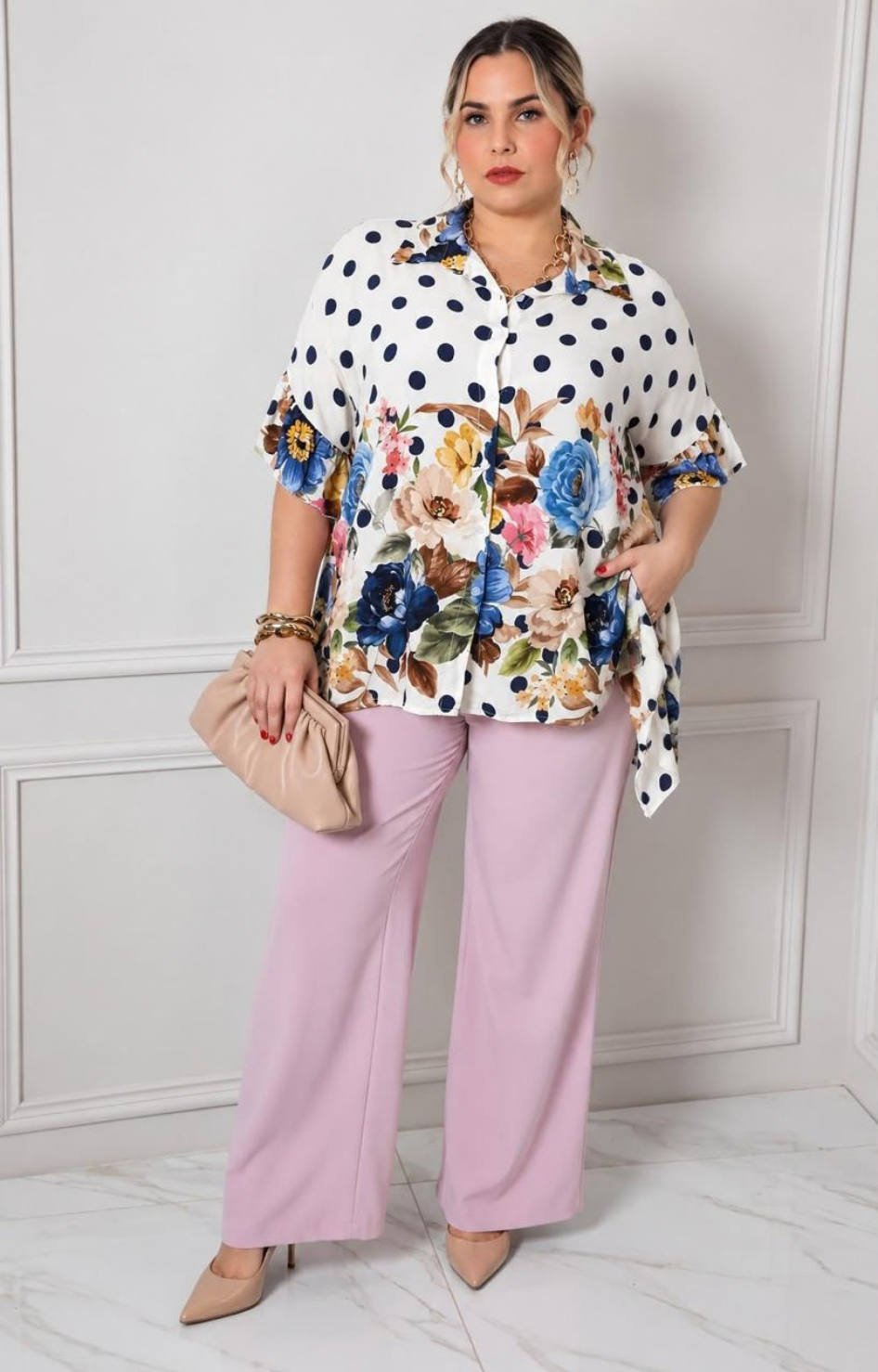 Blusa curvy de Boutiquemirel con estampado de puntos y flores, tela ligera y diseño femenino, vista frontal.