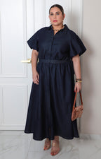 Vestido corto curvy de mezclilla con cinturón de la marca Boutiquemirel, mostrando el diseño y ajuste en la parte superior.