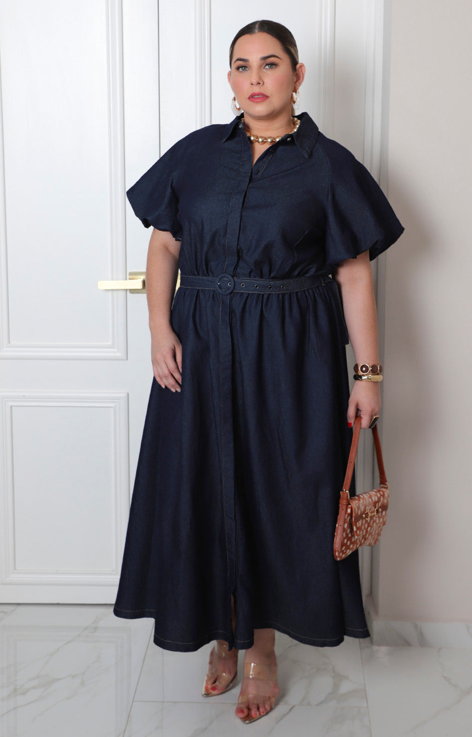 Vestido corto curvy de mezclilla con cinturón de la marca Boutiquemirel, mostrando el diseño y ajuste en la parte superior.