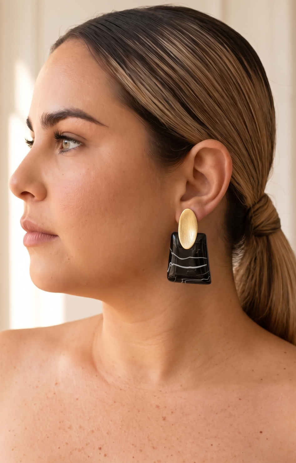 Aretes colgantes negros con detalle dorado