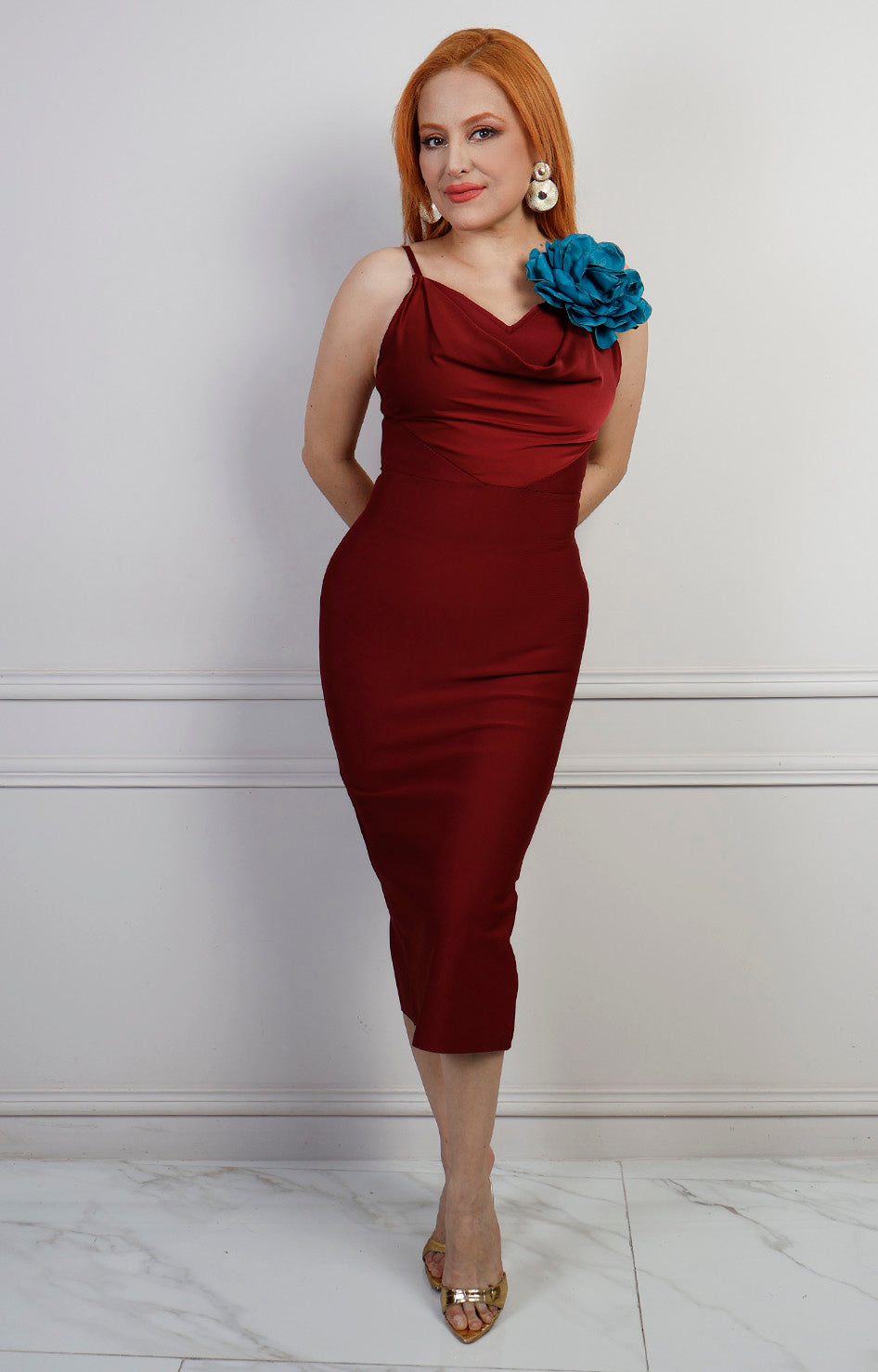 Vestido corto regular en tono vino de la marca Boutiquemirel, mostrado en vista frontal sobre fondo neutro.