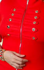 Blusa roja con botones dorados y cuello alto